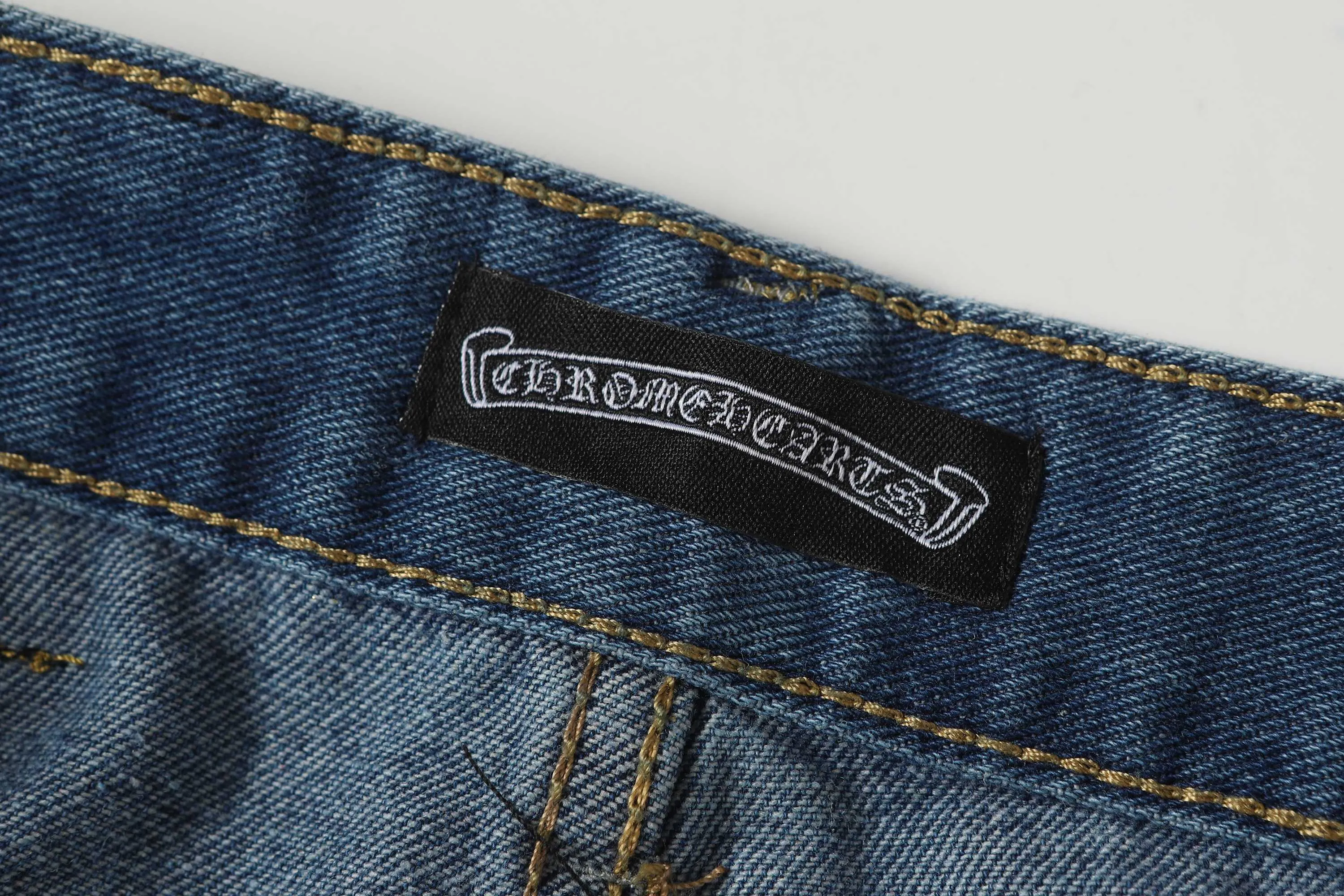 P256 Actual photo [High quality] Coding: LH408 Color: Picture color Size: S to XXXL - Chrome Hearts/Chrome Hearts Classic colored leather cross washed color cloth unisex denim trousers - Vibe style straight stacked god-level version - Carbon fine bias denim color cloth - Old vintage complete set of hardware - Chrome Hearts high version uses high ounce custom fabrics, enzyme washing and soft color fixation, soft and thick to wear The details are all produced by pure hand polishing and craftsmanship. All-over jacquard fabrics have unique design styles. Multiple processes create a full retro feel. Niche unique non-colliding shirts. Customized old spray-painted buttons. Every detail is crafted with craftsmanship. Size Pants length Waist Hips Unit cm S 98 68 100 M 99 72 104 L 100 76 108 XL 101 80 112 XXL 102 84 116 XXXL 103 88 120